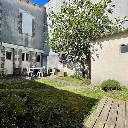 Casa de Férias Maison 2 Aux Sables-d'olonne, à 100m De La Et Du Marché Arago - Fr-1-197-586 Les Sables-dʼOlonne